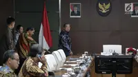 Menko Perekonomian Darmin Nasution memasuki ruangan untuk mengkuti Rakor Tingkat Menteri di Kantor Kemenko PMK, Jakarta, Rabu (6/11). Rakor tersebut membahas tentang evaluasi pelaksanaan program Beras Sejahtera (rastra). (Liputan6.com/Faizal Fanani)