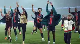Para pemain Paris Saint-Germain (PSG) merayakan kemenangan mereka pada akhir pertandingan leg kedua semifinal Liga Champions 2024/2025 melawan Arsenal di Stadion Parc des Princes, Paris, pada 7 Mei 2025 waktu setempat atau Kamis (8/5/2025) dini hari WIB. (FRANCK FIFE/AFP)