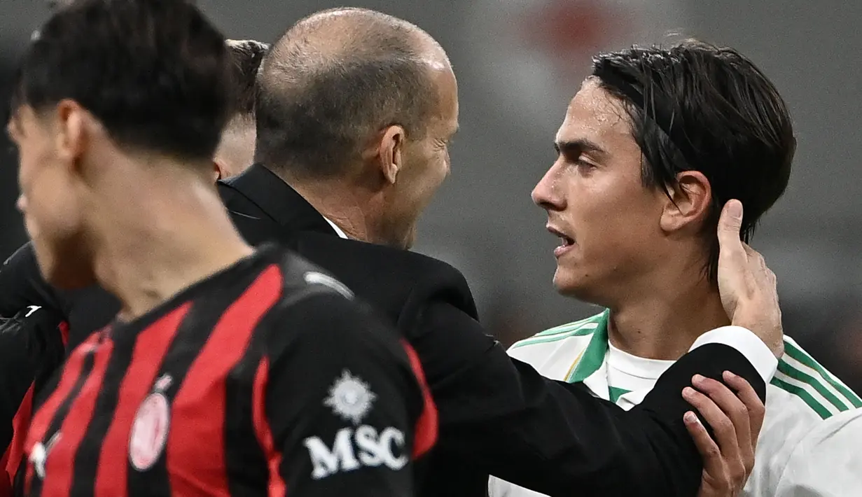 Sayangnya, Paulo Dybala yang ditunjuk sebagai algojo digagalkan kiper AC Milan, Mike Maignan. (AFP/Isabella Bonotto)