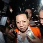 Terdakwa dugaan korupsi E-KTP, Setya Novanto menerobos kerumunan pewarta usai menjalani pemeriksaan di Gedung KPK, Jakarta, Selasa (20/2). Dia diperiksa sebagai saksi untuk tersangka Anang Sugiana Sudihardjo. (Liputan6.com/Helmi Fithriansyah)