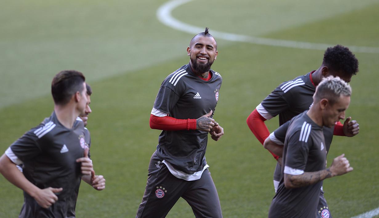 Ekspresi pemain Bayern Munchen, Arturo Vidal saat melakukan pemanasan di Ramon Sanchez Pizjuan Stadium, Sevilla, (2/4/2018). Bayern aakan melawan Sevilla pada leg pertama perempat final Liga Champions. (AFP/Cristina Quicler)