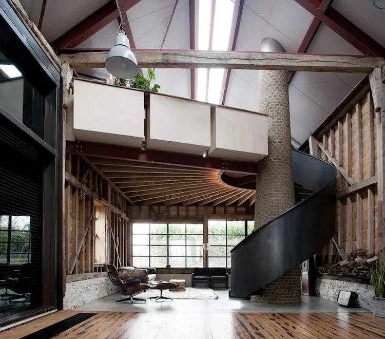 Inspirasi Desain Rumah Modern Unik Bekas Lumbung Padi, Ancient Party Barn di Folkestone, England. Sumber foto: My Modern Met.