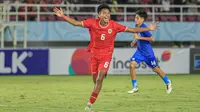 Pemain Timnas Indonesia U-16, Evandra, merayakan gol yang ia cetak ke gawang Singapura U-16 pada Piala AFF U-16 2024 di Stadion Manahan, Surakarta, Jumat (21/6/2024) malam WIB. (Bola.com/Radifa Arsa)