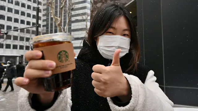 Es Americano Sudah Menjadi Minuman 'Wajib' bagi Masyarakat Korea Selatan. Bahkan, Kini Minuman Berbahan Dasar Espreso yang Dicampur Banyak Air dan Es Telah Digemari oleh Murid SMP, SMA, hingga Kuliah (Jung Yeon-je / AFP)