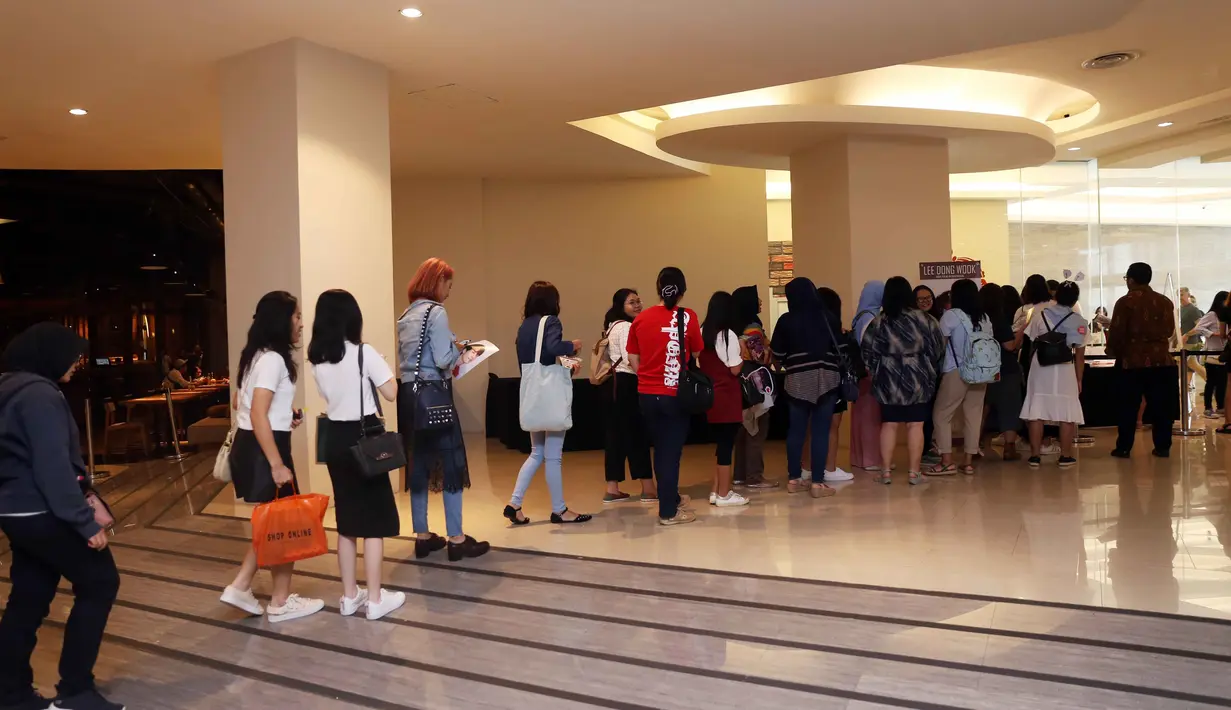 Antrian panjang rela mereka lalui saat hendak melakukan registrasi ulang dan akan segera memasuki tempat berlangsungnya acara. (Nurwahyunan/Bintang.com)