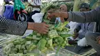 Pedagang kulit ketupat melayani pembeli di sekitar Pakualaman,Yogyakarta, menjelang Hari Raya Idul Fitri 1437 Hijriah, Senin (4/7). H-2 menjelang Lebaran, pedagang musiman yang menjual kulit ketupat mulai bermunculan. (Liputan6.com/Boy Harjanto)