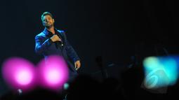 Aksi Keith Duffy personil group musik Boyzone dalam konser bertajuk A Night Of Reunion With Boyzone di Istora Senayan, Jakarta (22/5/2015). Keith Duffy membawakan kembali lagu-lagu yang hits mereka di era 90 an. (Liputan6.com/Panji Diksana)