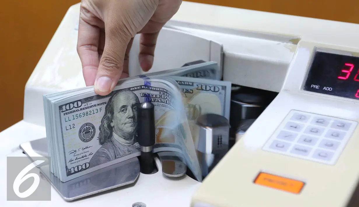 Petugas menghitung Dolar AS menggunakan mesin, Jakarta, Selasa (7/6). Mata uang dollar AS terus melemah terhadap rupiah sejak dibuka tadi pagi. (Liputan6.com/Angga Yuniar)