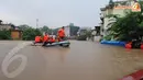 Petugas menggunakan perahu karet untuk mencari warga yang membutuhkan pertolongan (Liputan6.com/Herman Zakharia).