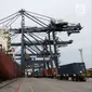 Aktivitas bongkar muat peti kemas di Pelabuhan Tanjung Priok, Jakarta, Jumat (25/5). Ekspor April sebesar 14,47 miliar dolar AS lebih rendah ketimbang Maret 2018 yang mencapai 15,59 miliar dolar AS. (Liputan6.com/Angga Yuniar)