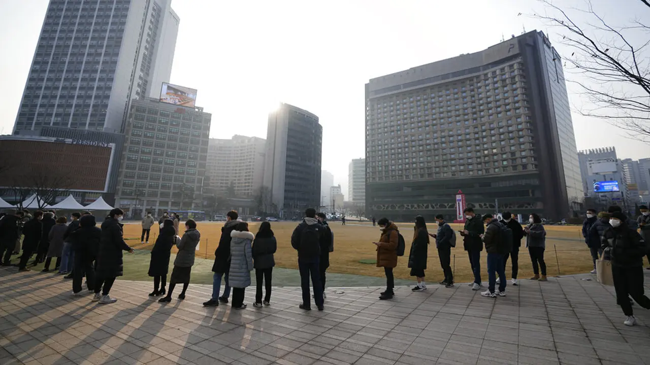 FOTO: Antrean Tes Virus Corona COVID-19 di Seoul
