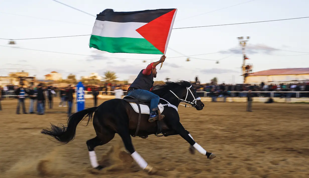 Aksi pria Palestina saat menunggangi kudanya selama mengikuti Arabian Horse Show di Kota Gaza, Palestina (3/3). Ajang yang digelar di Gaza ini sebagai unjuk kebolehan warga Gaza yang ahli mengendalikan dan menjinakkan kuda. (AFP Photo / Mohammed Abed)