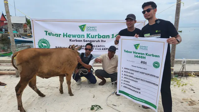 Volunter Dompet Dhuafa, Andi Muhalfandi menyerahkan hewan kurban kepada masyarakat di Pulau Saroppo Caddi, Pangkajene dan Kepulauan, Sulawesi Selatan. (Liputan6.com/Dicky Agung Prihanto)