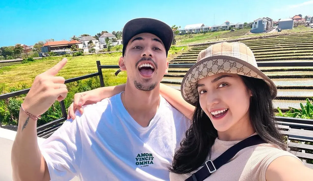 Keduanya juga gemar memakai topi dengan model andalan masing-masing (IG @inijedar)