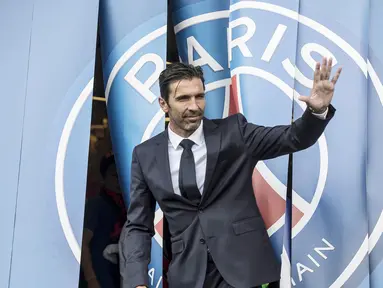 Kiper anyar Paris Saint-Germain (PSG), Gianluigi Buffon, menyapa fans saat tiba di Stadion Parc des Princes, Paris, Senin (9/7/2018). PSG resmi perkenalkan Gianluigi Buffon sebagai rekrutan baru. (AP/Jean-Francois Badias)