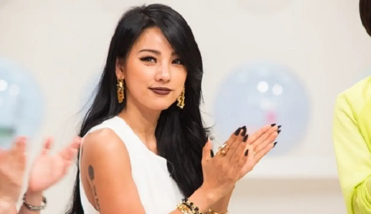 Lagu Seoul merupakan bentuk interpretasi dari Lee Hyori tentang perjalanan hidupnya. Ia mengenang kehidupan sebelum menikah dan jadi diva melalui lagu ini. (Foto: soompi.com)