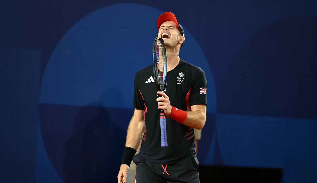 Ekspresi kecewa petenis Inggris, Andy Murray setelah gagal mencetak poin saat melawan pasangan Amerika pada babak perempat final tenis nomor ganda campuran Olimpiade Paris 2024 di Roland-Garros Stadium, Paris, Prancis, Kamis (01/08/2024). (AFP/Carl De Souza)