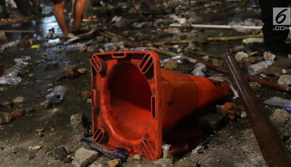 Rambu jalan tergeletak akibat kericuhan antara massa aksi dengan personil kepolisian yang berusaha menghalau massa yang berlaku anarkis di sekitar depan Gedung Bawaslu, Jalan MH Thamrin, Jakarta, Rabu (22/5/2019). Aksi unjuk rasa yang dimotori GNKR berakhir ricuh. (Liputan6.com/Helmi Fithriansyah)