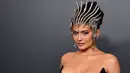 Kylie Jenner tiba pada pembukaan pameran Thierry Mugler: Couturissime di Brooklyn Museum, Brooklyn, New York City, Amerika Serikat, 15 November 2022. Untuk menambah tatapan matanya yang cokelat, si cantik menggunakan eyeliner dan melapisi bulu matanya dengan maskara. (ANGELA WEISS/AFP)