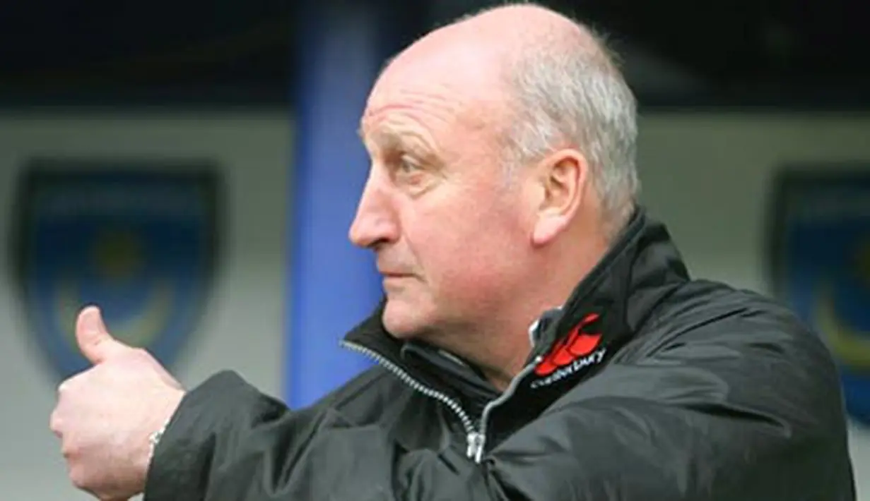 Portsmouth's new manager Paul Hart gives a thumbs up prior to the Premier League match between Portsmouth and Manchester City at Fratton Park, on February 14, 2009. Portsmouth won 2-0. AFP PHOTO/Geoff Caddick