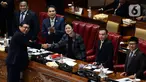 Ketua DPR Puan Maharani berjabat tangan dengan Komisioner KPU I Dewa Kade Wiarsa Raka Sandi dalam rapat paripurna di Kompleks Parlemen, Senayan, Kamis (27/2/2020). DPR resmi mengesahkan Raka Sandi menjadi komisioner KPU menggantikan Wahyu Setiawan yang terjerat kasus suap. (Liputan6.com/Johan Tallo)
