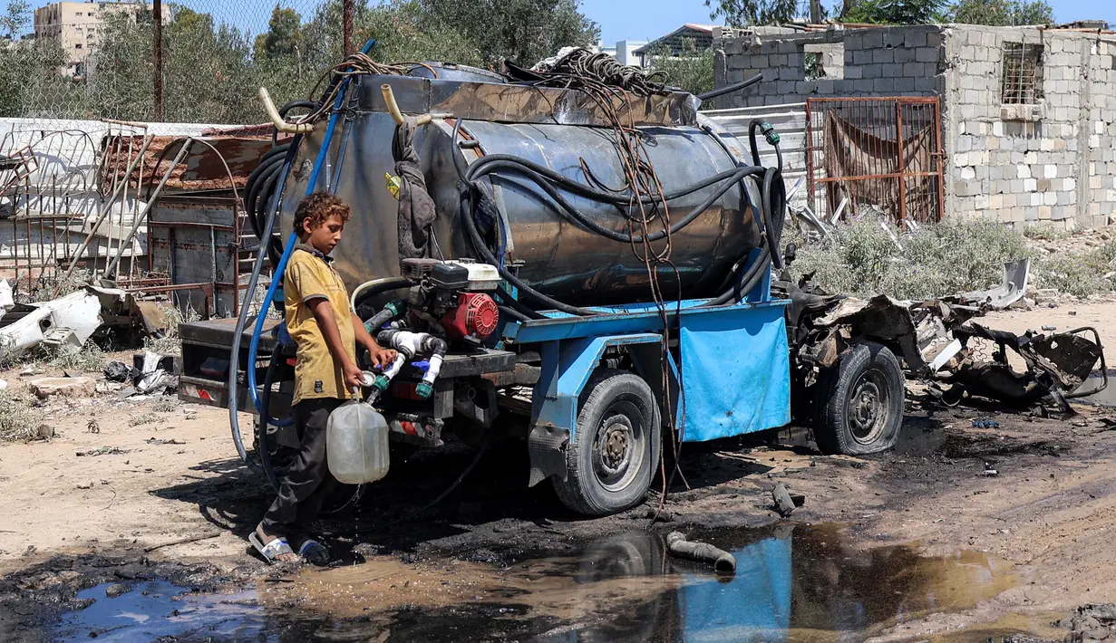 Saat ini, krisis kemanusiaan di Gaza kian memburuk bahkan akses terhadap air bersih pun tak lagi aman. (Eyad BABA/AFP)
