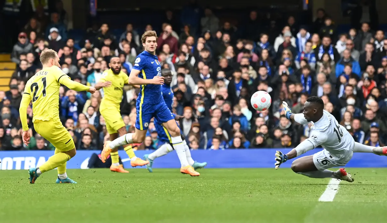Eriksen bisa dikatakan berperan besar bagi kemenangan Brentford di laga ini. Karena ia menjadi pencetak gol kemenangan Brentford. (AFP/Glyn Kirk)