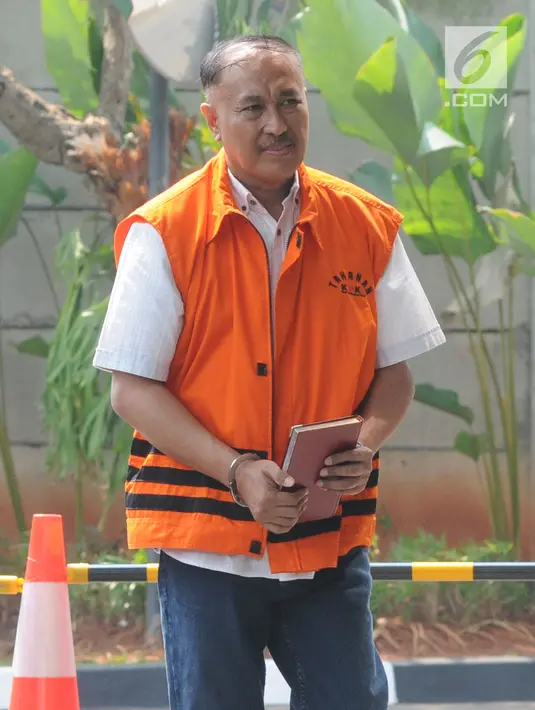 Tersangka kasus dugaan korupsi proyek pengadaan KTP elektronik, Markus Nari tiba untuk menjalani pemeriksaan di Gedung KPK, Jakarta, Kamis (25/7/2019). Markus Nari diperiksa sebagai tersangka terkait kasus dugaan korupsi proyek pengadaan KTP elektronik. (merdeka.com/Dwi Narwoko)