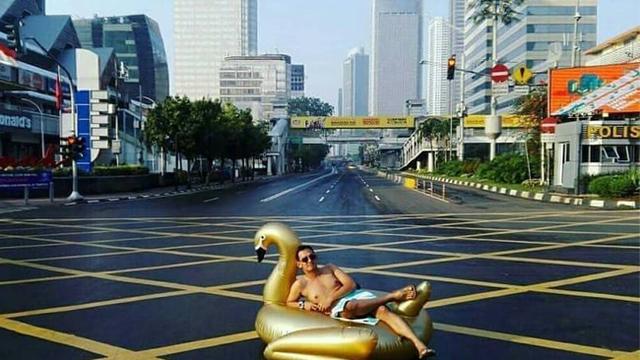 Kelewat Kreatif, 7 Cara Paling Nyeleneh Melawan Hawa Panas