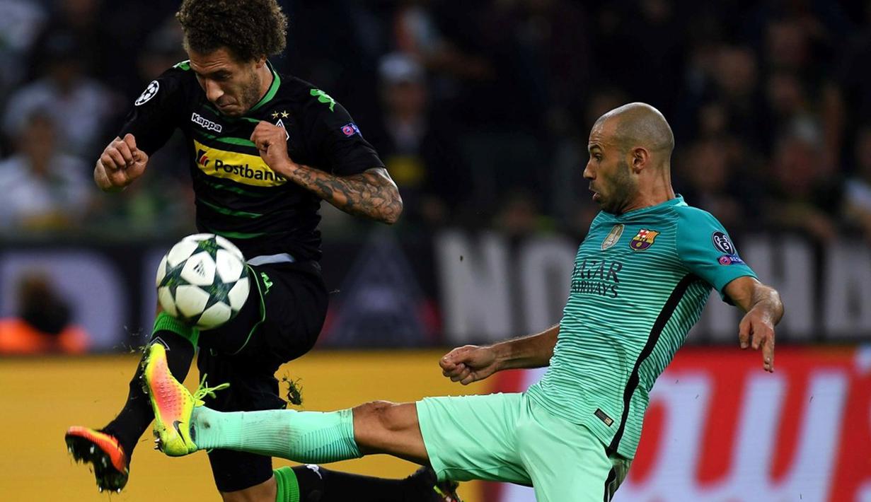 Pemain Barcelona, Javier Mascherano, berebut bola dengan pemain Borussia Monchengladbach, Fabian Johnson, pada laga kedua Grup C Liga Champions di Stadion im Borussia-Park, Kamis (29/9/2016) dini hari WIB. (AFP/Patrik Stollarz)