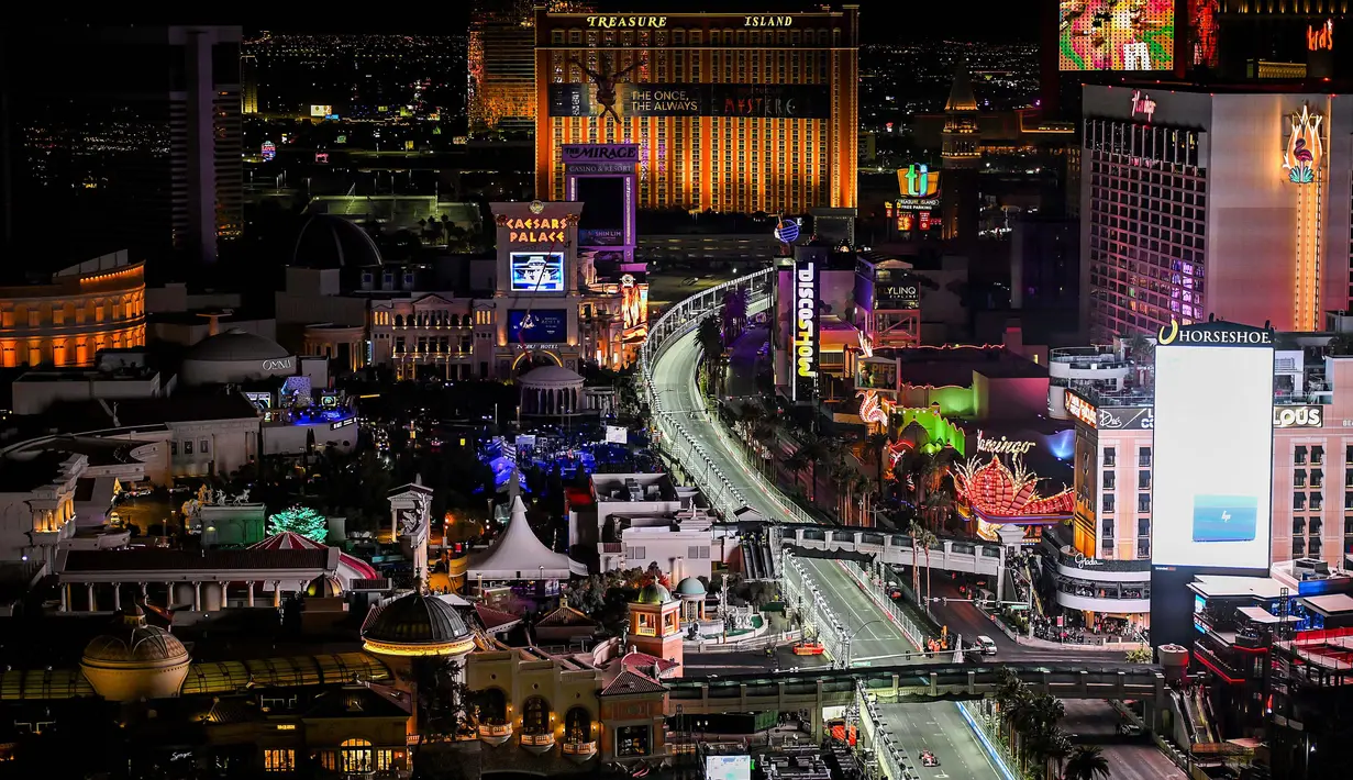 Balap Formula 1 GP Las Vegas 2024 akan digelar di Sirkuit Las Vegas Strip, Nevada, pada 22-24 November 2024. Tampak dalam foto,  Charles Leclerc dari Monako mengemudikan Ferrari SF-24 di lintasan saat latihan menjelang Grand Prix F1 Las Vegas di Sirkuit Las Vegas Strip pada 21 November 2024 di Las Vegas, Nevada.   (CLIVE MASON/Getty Images North America/Getty Images via AFP)