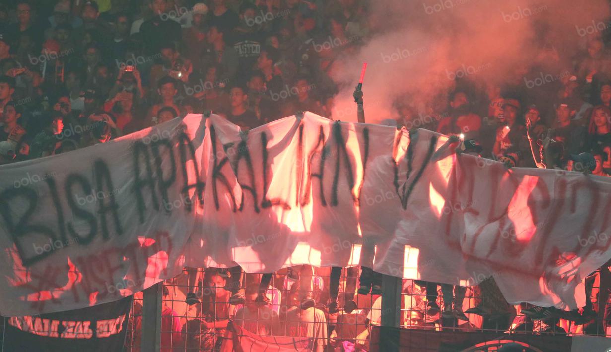 The Jakmania mendukung tim dengan berbagai tuisan di spanduk  pada laga Trofeo Persija  di Stadion Utama Gelora Bung Karno, Jakarta, Sabtu (9/4/2016). (Bola.com/Nicklas Hanoatubun)