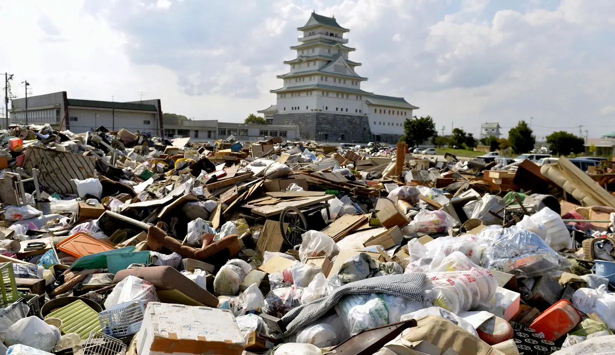 Sejumlah perabotan rumah tangga yang rusak akibat banjir menumpuk di titik pengumpulan sampah di depan "Toyota Castle" di Joso, Ibaraki Prefecture, Jepang, Sabtu (12/9/2015). Setidaknya 16 orang masih dinyatakan hilang. (REUTERS/ Kyodo)