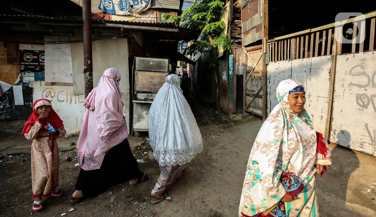 Warga Pancoran Buntu usai Sholat Id diantara reruntuhan akibat penggusuran rumah merka di, Pancoran Buntu II, Jakarta Selatan. Kamis (13/5/2021). Mayoritas umat Muslim di Indonesia melaksanakan Sholat Id sesuai dengan ketetapan pemerintah pada Rabu (13/5/2021). (Liputan6.com/Johan Tallo)