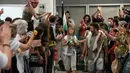 Aktivis iklim asal Swedia, Greta Thunberg bersama ratusan lainnya tiba di Bandara Internasional Eleftherios Venizelos di Athena, Yunani, Senin 6 Oktober 2025. (AP Photo/Petros Giannakouris)