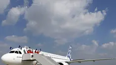 Para insinyur uji terbang merayakan penerbangan pertama Airbus A320neo di Colomiers, Toulouse, Perancis, (25/9/2014). (REUTERS/Regis Duvignau)