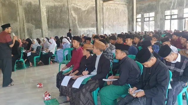 Ratusan pelajar Madrasah Aliyah (MA) plus santri Pondok Pesantren Nurul Huda, Cisurupan, Garut, Jawa Barat, mendapatkan pendidikan kebangsaan dari pihak pesantren. (Liputan6.com/Jayadi Supriadin)