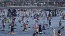 Orang-orang mengayuh papan stand-up paddle (SUP) mereka di Sungai Fontanka selama yang diberi nama Festival Fontanka-SUP di Sungai Moyka, St. Petersburg, Rusia, Sabtu, 6 Agustus 2022. Festival SUP disemarakkan oleh peserta yang mengenakan kostum meriah. (AP Photo/Dmitri Lovetsky)