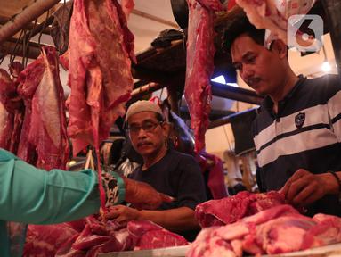 Pedagang daging sapi melayani pembeli di Pasar Senen, Jakarta, Selasa (26/4/2022). Harga sejumlah bahan pangan di Jakarta terpantau mengalami kenaikan jelang Lebaran, di antaranya daging sapi dan ayam. (Liputan6.com/Angga Yuniar)