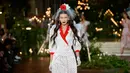 Bella Hadid berjalan di catwalk untuk show Rodarte pada New York Fashion Week: The Shows di New York City, Selasa (11/2/2020). Bella Hadid seolah-olah kembali ke era tahun 50an dalam balutan gaun polkadot merah dan putih dengan kerudung yang menutupi wajahnya. (FERNANDA CALFAT/GETTY IMAGES/AFP)