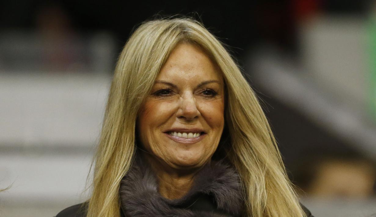 Ulla Sandrock, istri dari pelatih Liverpool, Juergen Klopp menonton laga antara Liverpool melawan Bournemouth di Stadion Anfield, Inggris, Rabu (28/10/2015). (Reuters/Eddie Keogh)