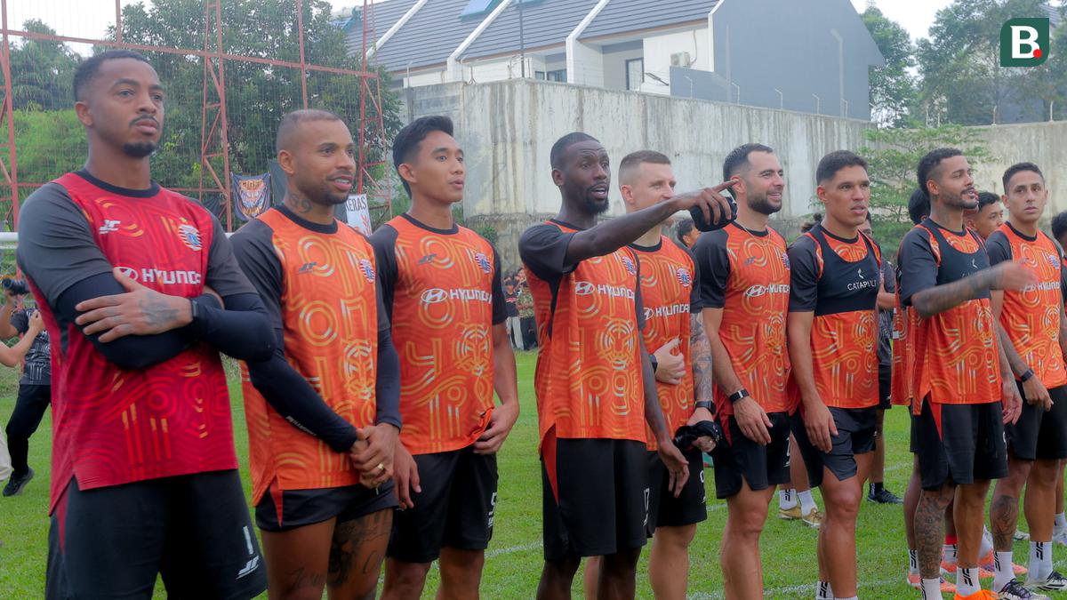 Foto: Pemain Asing Persija Takjub Didatangi Ribuan The Jak Mania saat Sesi Latihan Jelang Lawan Persib di BRI Super League
