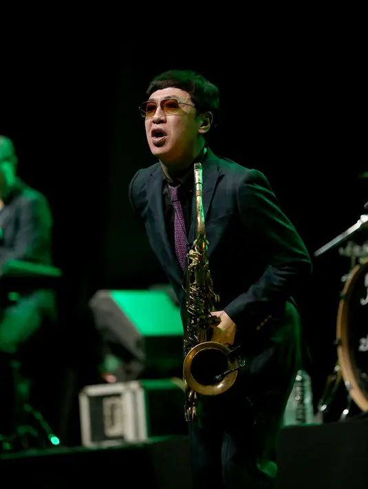 Band yang beranggotakan Atsushi Yanaka (saksofon), Takashi Kato (gitar), dan Kinichi Motegi (drum) tampil sangat atraktif di hadapan para penggemarnya. (Andy Masela/Bintang.com)