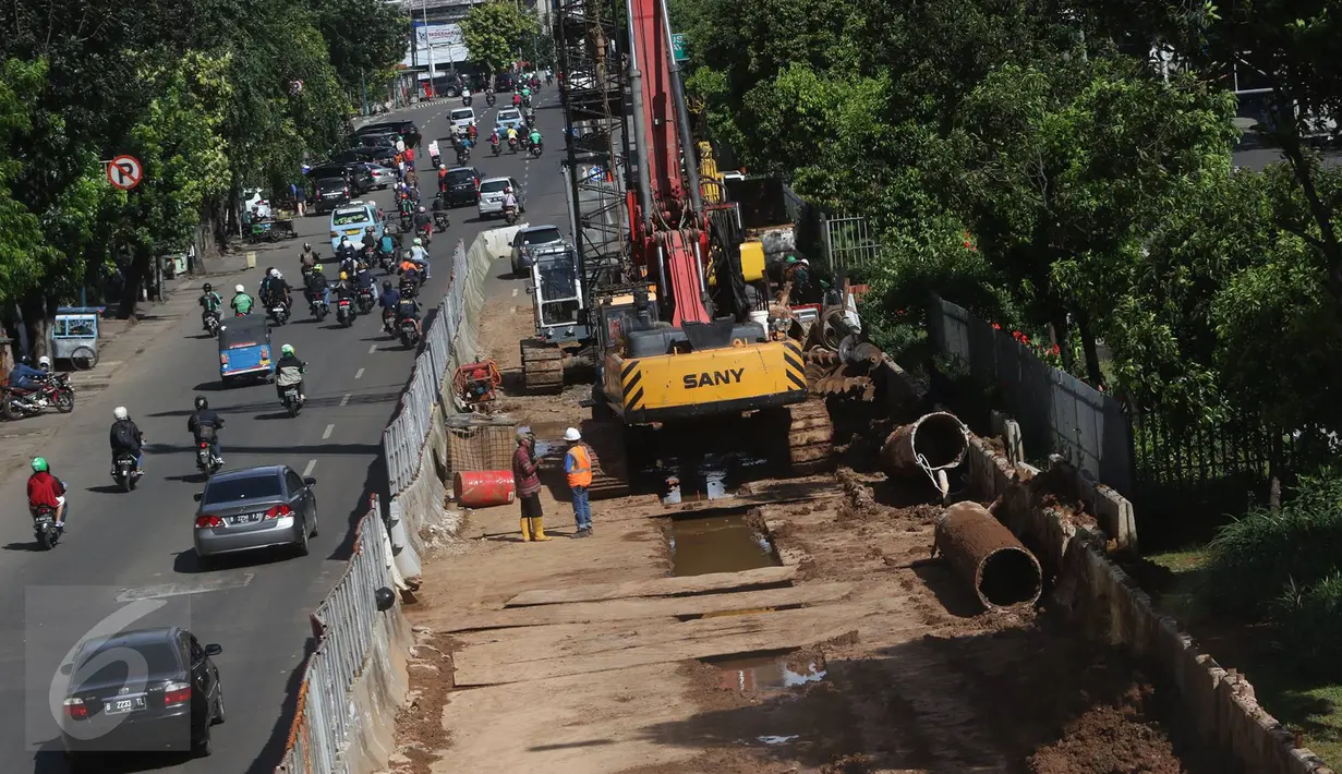 Pekerja menyelesaikan pembangunan proyek underpass Matraman di Jakarta, Rabu (5/4). Proyek senilai Rp118 miliar itu ditargetkan selesai pada akhir 2017. (Liputan6.com/Immanuel Antonius)