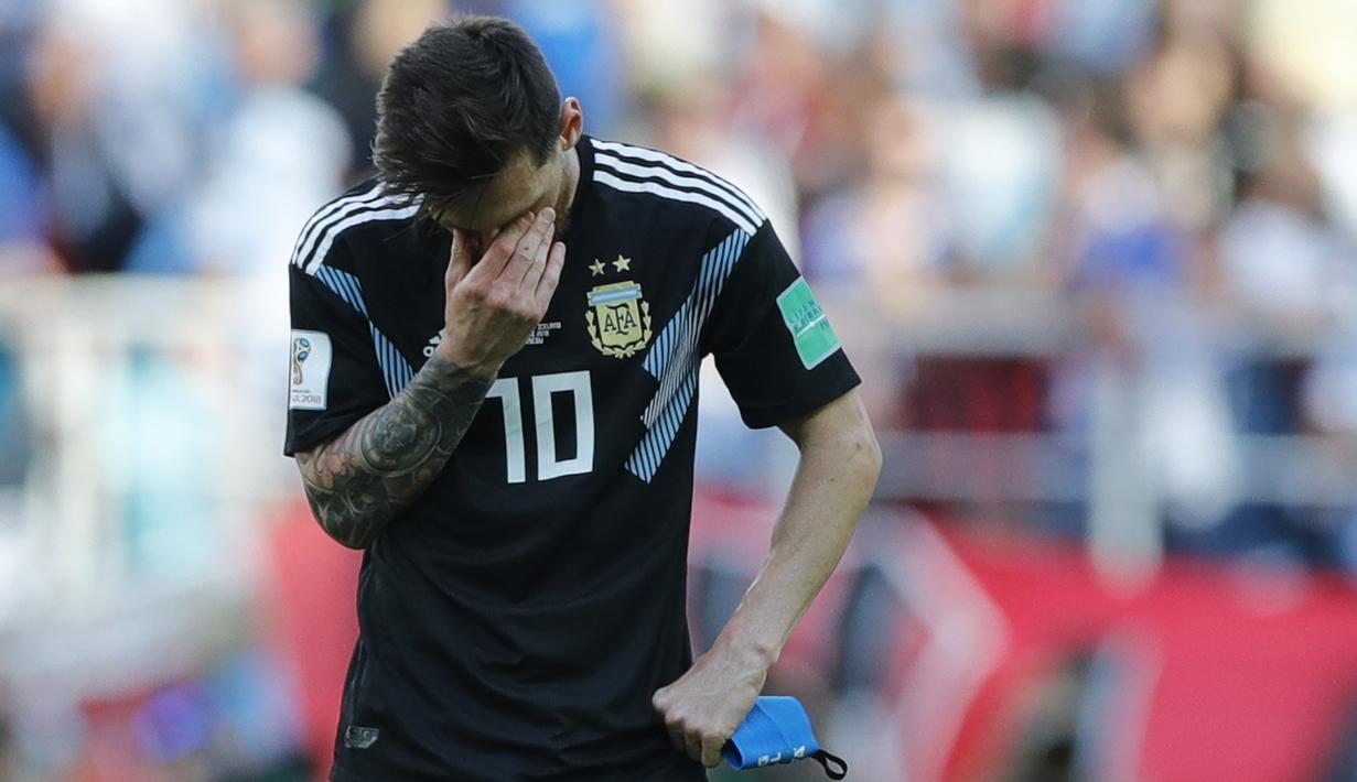 Bintang Argentina, Lionel Messi, tampak sedih usai ditahan imbang Islandia pada laga Grup D Piala Dunia di Stadion Spartak, Moskow, Sabtu (16/6/2018). Dirinya gagal penalti, Argentina ditahan imbang 1-1 oleh Islandia. (AFP/Ricardo Mazalan)