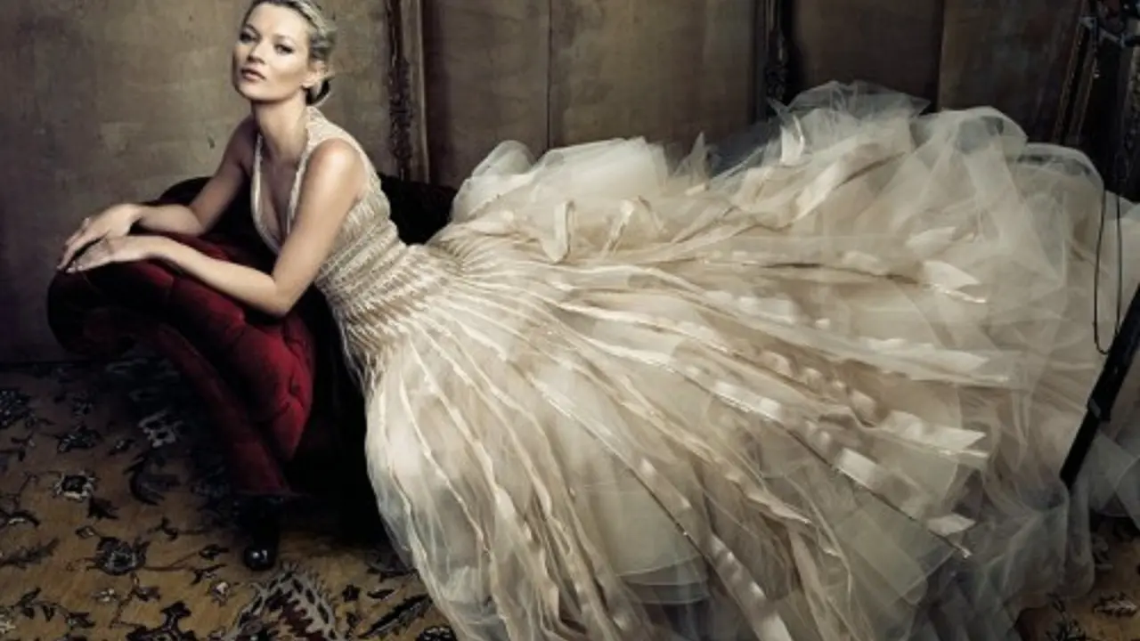 Pakai Penerbangan Murah, Kate Moss Dikawal Polisi