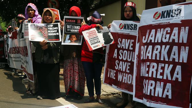 Komite Nasional Solidaritas Rohingya menggelar aksi di depan Kantor Duta Besar Myanmar, Jakarta, Rabu (5/12). Kecaman atas kekerasan terhadap etnis Rohingya bermunculan belakangan ini. (Liputan6.com/JohanTallo)