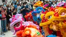 Anak-anak tampil dalam upacara kelulusan program pelatihan tari barongsai di Makau, 12 September 2020. Selama musim panas, 40 anak menyelesaikan program pelatihan tari barongsai, seni pertunjukan tradisional China yang sering dipentaskan untuk hiburan di acara-acara perayaan. (Xinhua/Cheong Kam Ka)
