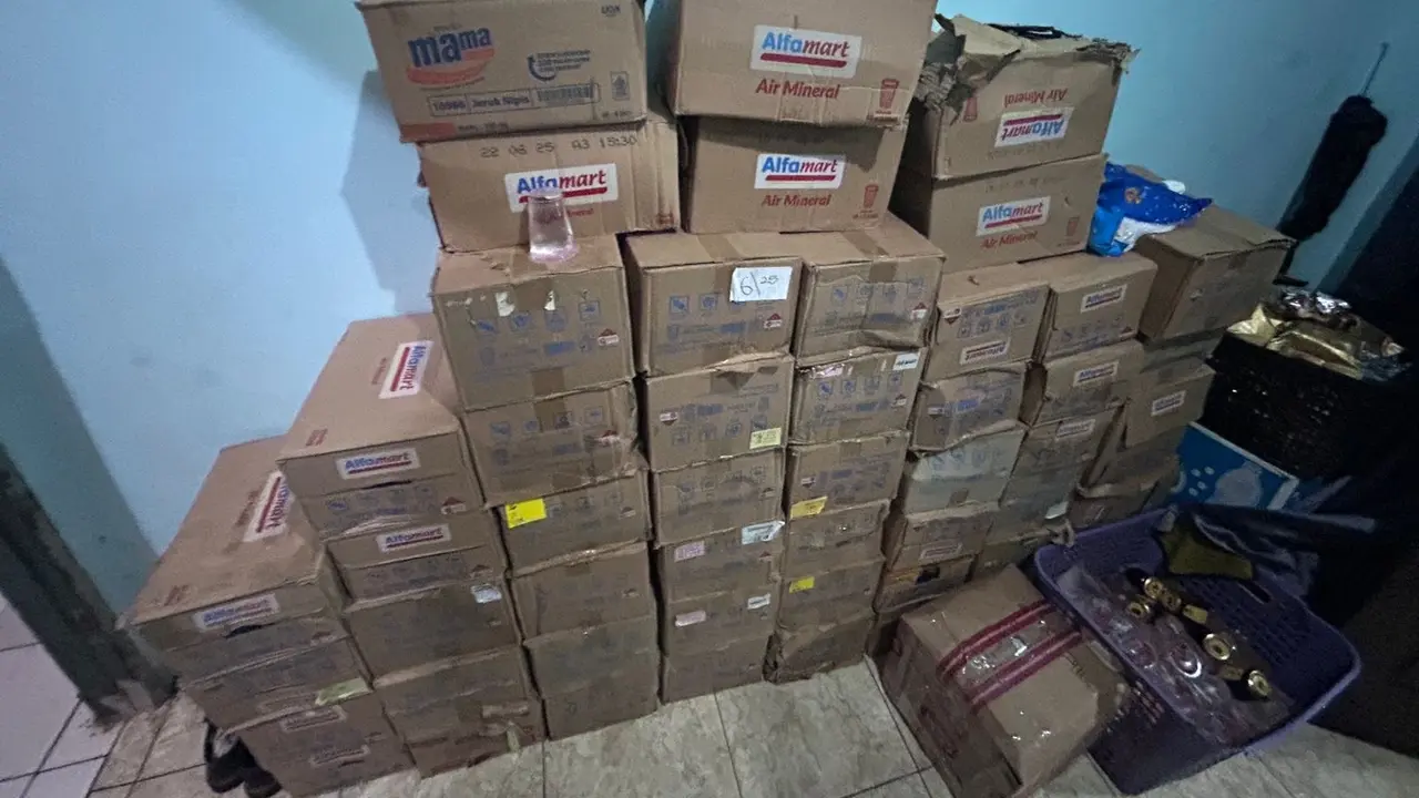 Barang kadaluwarsa dijual oknum Satpol PP di Tangsel.