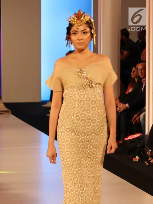 Model memperagakan busana dalam gelaran Fashion Nation 2018 di Senayan City, Jakarta, Senin (16/4). Dulux Ambiance berkolaborasi dengan desainer Barli Asmara, Diana Putri, dan desainer aksesori Rachel Octavia. (Liputan6.com/Immanuel Antonius)